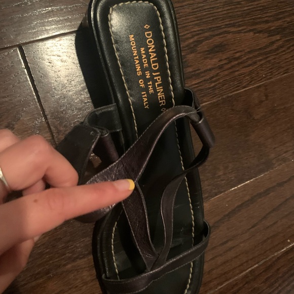 Black low heel sandals - Picture 2 of 3